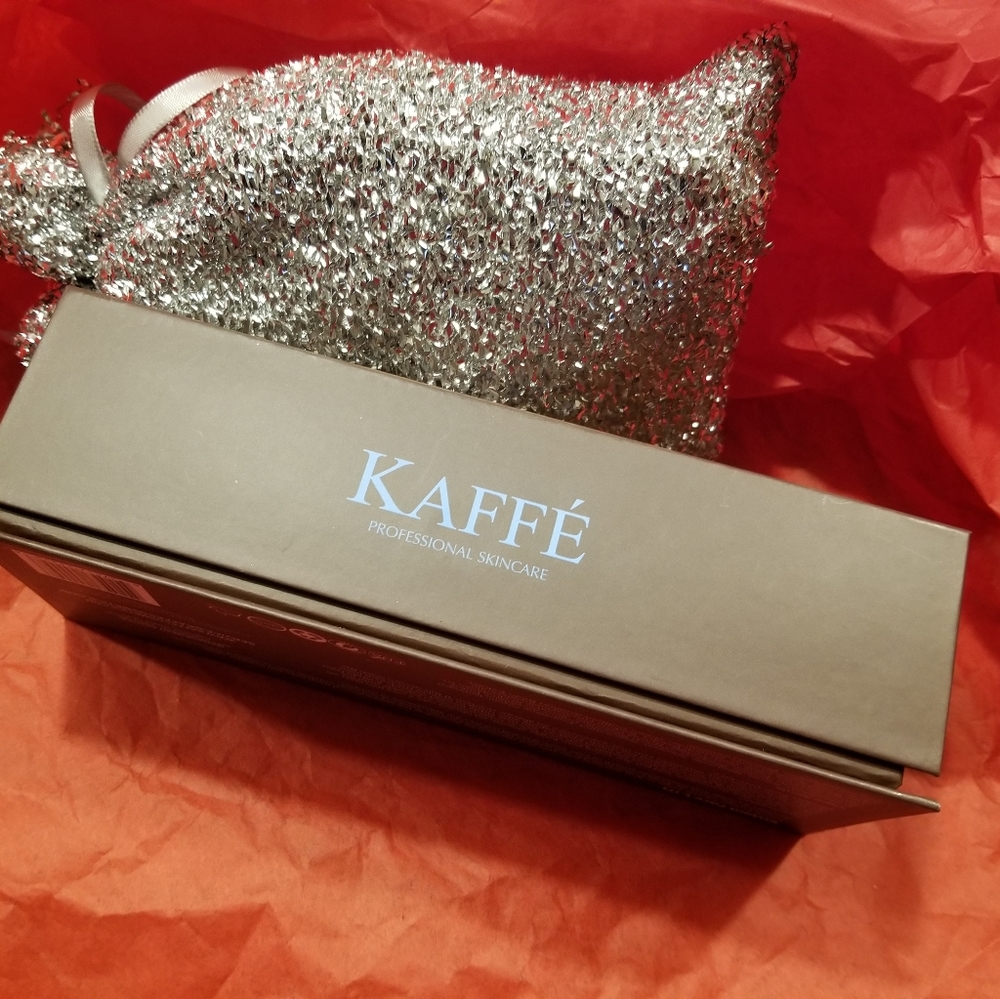 INSTANT FACE LIFT MSRP $150 - Picture 2 of 5